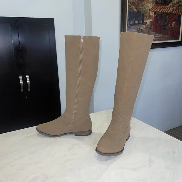 New!! ✨ “BAMBOO” Women's Knee High Tan Suede Boots w/ Faux Fur - Picture 4 of 6